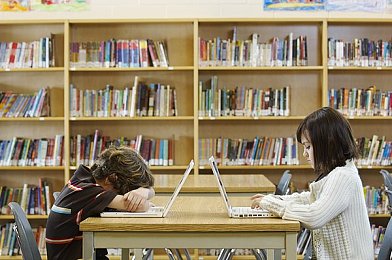 男人和女人在床上软件：双人协作驾驶新游上线，亲密搭档共闯虚拟公路挑战-1