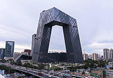 近亲相祖母六十老太太：记忆悖论，血缘迷局与时间褶皱的家族重构之旅