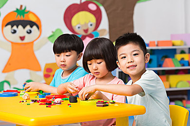 亚洲一区二区人成：极速东方，弯道诗篇，从晨曦山麓到霓虹夜境的驾驶艺术-2