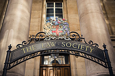 日本熟女与黑人：东京街头双星对决，东方精密与西方力量的竞速交响