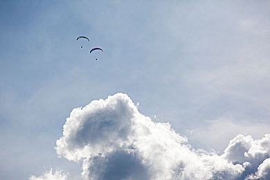 男女在床上打扑克又疼又叫：《极速狂飙：扑克牌之夜》今日上线，创新卡牌竞速引爆策略对决热潮