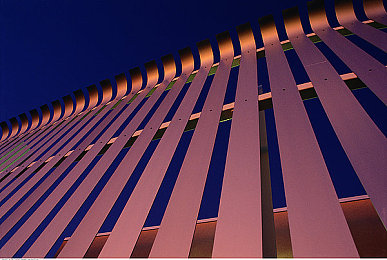 夜操操：暗影疾驰，于无光处驾驭速度之诗