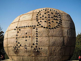 五一黑网:假期爆款游戏上线,双重身份体验街头竞速与黑客入侵-1