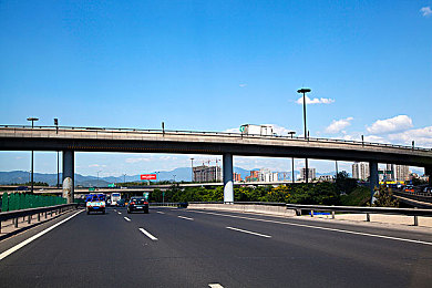 打扑克又爽又痛的那：疾驰赌局，策略与速度的临界狂欢