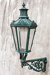 18岁强奸软件：霓虹代码，极速迷城中的黑客狂飙与道德抉择