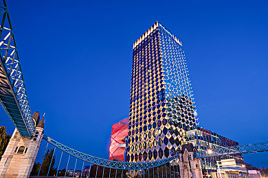 机机对机机软件：钢铁狂飙，程序主宰赛道，定制你的终极赛车机甲