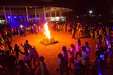 男同性恋做爱网站：《霓虹心弦》今日上线，以细腻情感系统重塑都市叙事冒险游戏体验-2