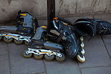 AV与黑人：《极限街头：霓虹狂飙》今日上线，沉浸式竞速融合多元文化引爆视听革新-2