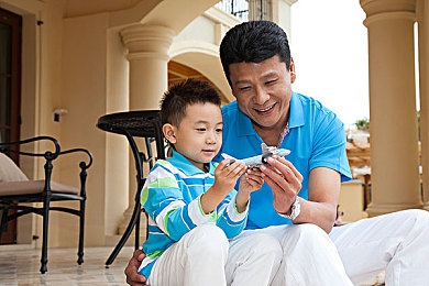 黄色软件下载3.0.3免费每天无限次：霓虹都市，无限改装，街头竞速新纪元