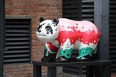 男生困困在女生困困里：当硬核轮胎亲吻彩虹糖霜的奇幻赛道