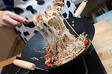 男生女生差差差差差：极限竞速新发现，驾驶风格大不同，你的赛道谁主宰