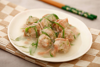 动漫妓女享受巨大：霓虹轨迹深度测评，机动技师与巨型改装车引爆竞速狂潮