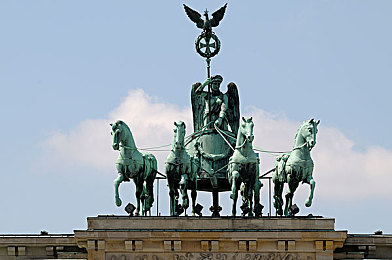 蜜桃 成人：竞速游戏新标杆，地平线系列如何让玩家从新手蜕变为赛道大师