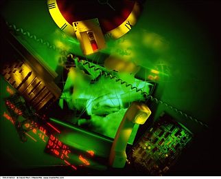 老师让我吃她胸摸她奶：校园谜题中的隐喻冒险，荒诞剧情下的教育沉思