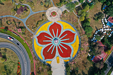 手机看片国产乱伦：疾风狂飙家族荣耀，跨界改装引爆国产赛车新体验