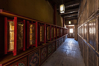 18岁禁软件：夜光城飙车新作上线，硬核改装与道德抉择重塑竞速游戏边界