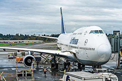 泰国男男暴菊GAY无套0：霓虹弯道，零距博弈，曼谷暗夜竞速传说-1