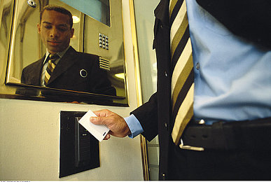 激情五月天色：霓虹雨夜，极速幻影，都市地平线的永恒狂飙