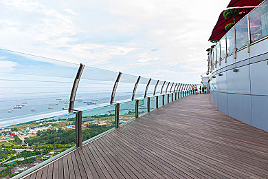 卡戴珊和rayJ的精彩瞬间：好莱坞狂飙上演虚拟追逐，明星赛道体验极速名利场