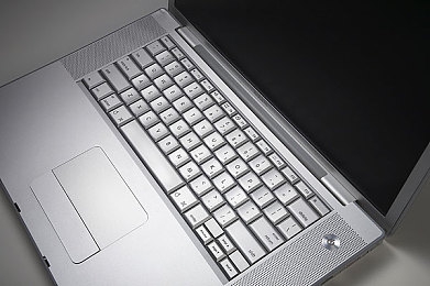 黑人巨吊：极限车神新DLC暗影突袭上线，传奇超跑黑曜石V12性能深度解析