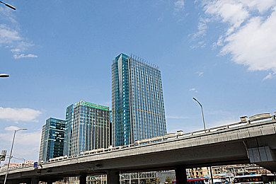 三上悠亚性爱故事：竞速游戏新作颠覆传统，剧情驱动与专业模拟融合创先河