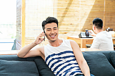 黄色的软件下载3.33：极限街头新版本隐藏超跑攻略，解锁霓虹传奇闪电流光