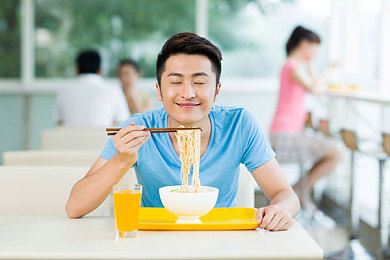 国产成人黄：极速狂飙霓虹线，硬核规则驾驭真实竞速挑战-1