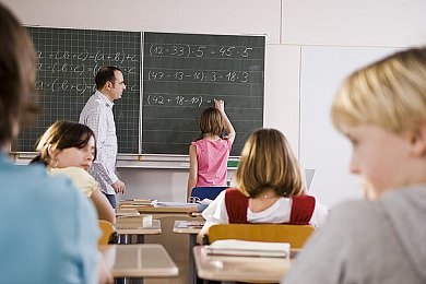 按摩勃起了女技师忍不住了：改装狂潮席卷赛道，硬核技师亲自驾驭速度艺术