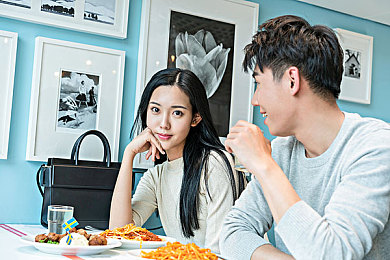 羽毛在尿孔缝划来划去：微操致胜，在极限竞速地平线中体验精准操控的艺术