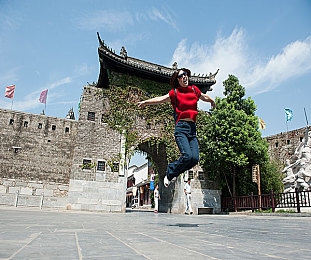 女同桌脱裤子光屁屁打屁股：Steam新游悄然走红，课堂恶作剧变身策略游戏引爆怀旧潮