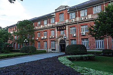 男生的困困放在女生的困困里面：疾驰的思念，停驻的归途，心之所向的公路诗篇