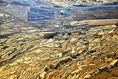 色色网站入口：揭秘霓虹城隐藏通道，解锁顶级改装与光谱脉冲涂装