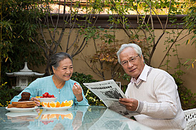 打扑克剧烈运动男女：《极速牌手：狂飙对决》今日上线，卡牌策略与竞速狂飙引爆全新体验