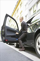 蜜桃成人av：虚拟赛车新作发布，深度改装与拟真驾驶引爆极速狂飙