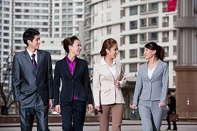 欧美成人视频网站：霓虹代码，街头暗影，极速黑客的赛博狂飙