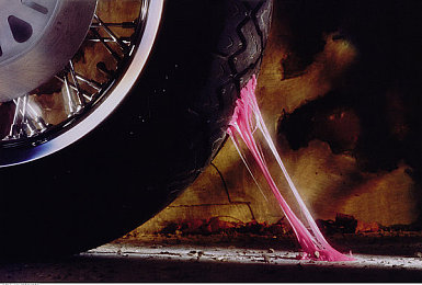 下载涉黄软件：讽刺赛车新作引爆热议，虚拟暗网追击揭开网络诈骗陷阱