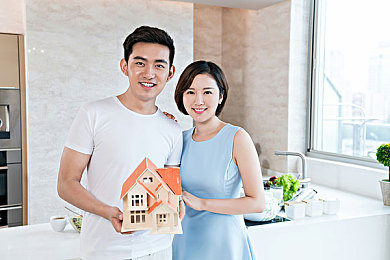 青少年业余自由管：霓虹夜幕下的速度传奇，车库经营与街头狂飙的极致碰撞