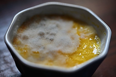 黄色软件APP：虚拟改装师游走法律边缘，硬核赛车新作引爆机械美学争议