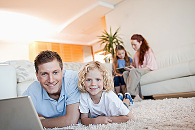 含羞草2025隐藏入口:霓虹都市暗藏玄机,探秘未来竞速的隐形赛道-1