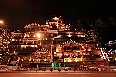 火辣APP福利:极速狂飙霓虹都市,隐藏福利与改装攻略全解析-1