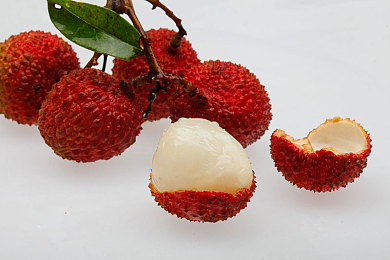 狼人综干亚洲：夜幕霓虹下的极速谜局，竞逐与心战交织的都市迷踪