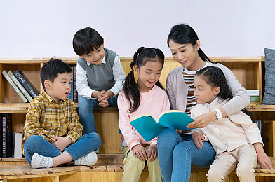 姬小满的乳液：流光溢彩的峡谷，疾驰于虚拟战场的金色涂装