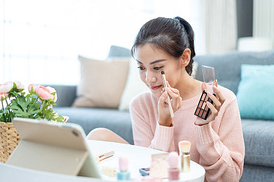 男生和女生在一起差差差的APP：双人合作驾驶新体验，默契考验开启极速之旅-1