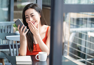 很色的软件：极速幻彩霓虹轨迹，用动态色彩重新定义赛车视觉体验