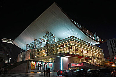 极品馒头一线天：极限地形竞速新作发布，狭窄赛道挑战驾驶终极哲学