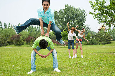 男生女生一起差差差App：双车协同竞速新作上线，差异化分工机制引爆社交赛道
