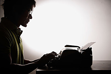 女人与公猪交视频A片：荒野狂飙硬核驾驶，女机械师与钢铁巨兽的生存交响曲