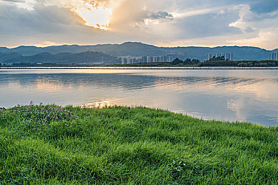 FAXX和MAXX性能比较：赛道哲学，驾驭风格的双生对决