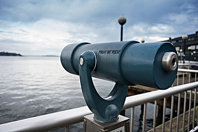 两个人打扑克激烈运动：《极速牌手双人对决》今日上线，融合卡牌策略与赛车竞速的全新竞技体验-1