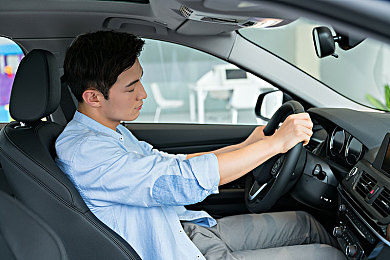 tom影院隐藏入口方法：霓虹夜幕下的胶片赛道，探秘复古车库终极挑战